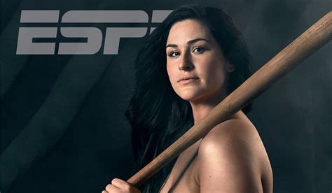 Lauren Chamberlain poses in ESPNs Body Issue to inspire。